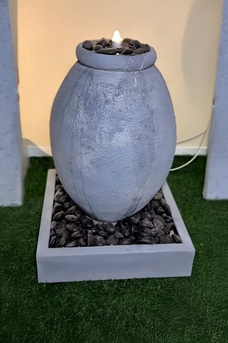 💧 نافورة حجرية مضيئة بتصميم عصري